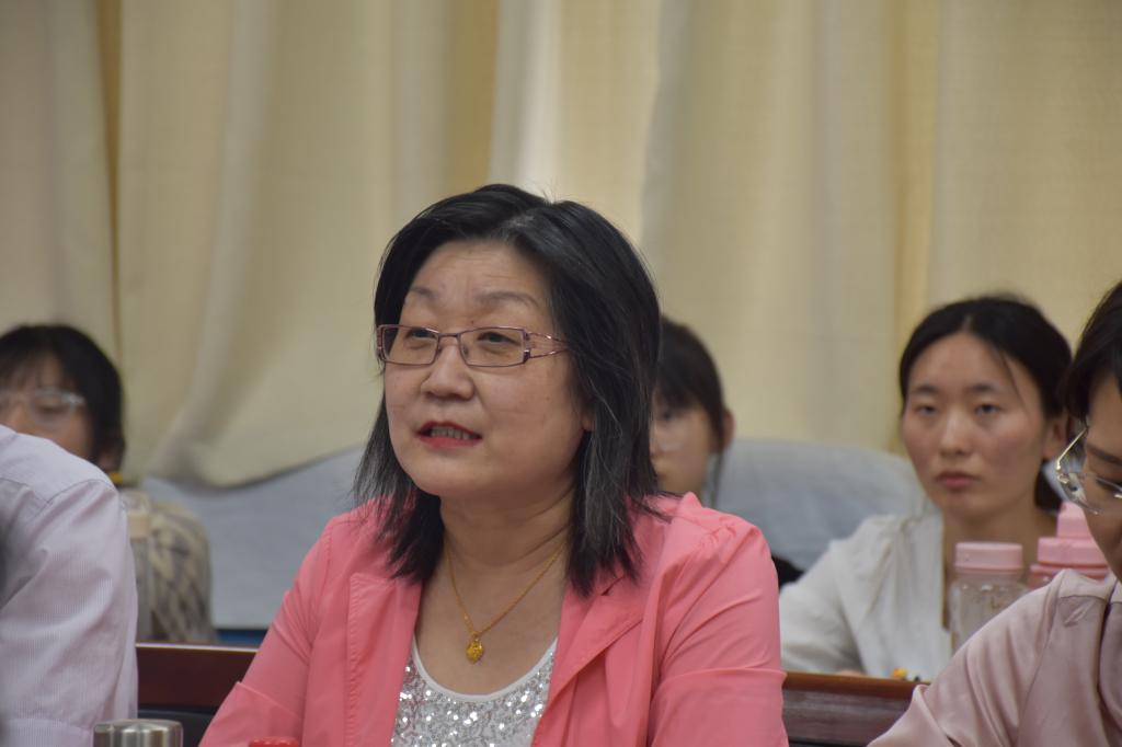 杨云香教授为YG娱乐(中国)唯一官方网站
师生做报告