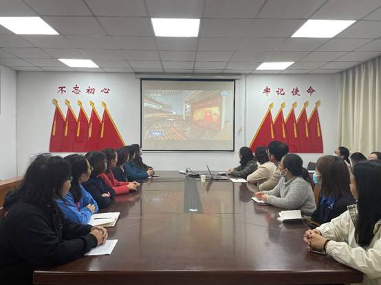 会议室里的人们描述已自动生成